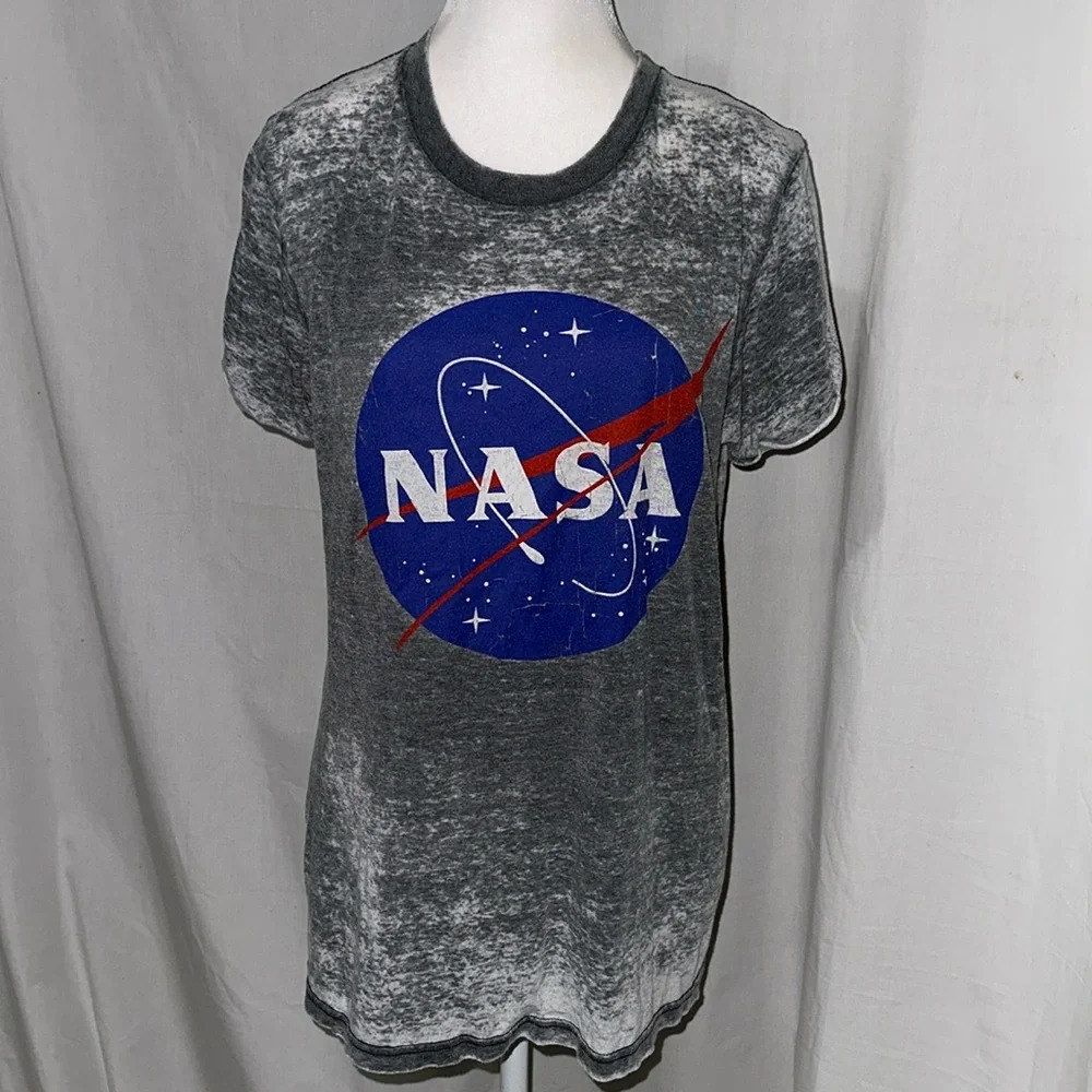 Mens Gray & white NASA Fifth Sun graphic tshirt size small